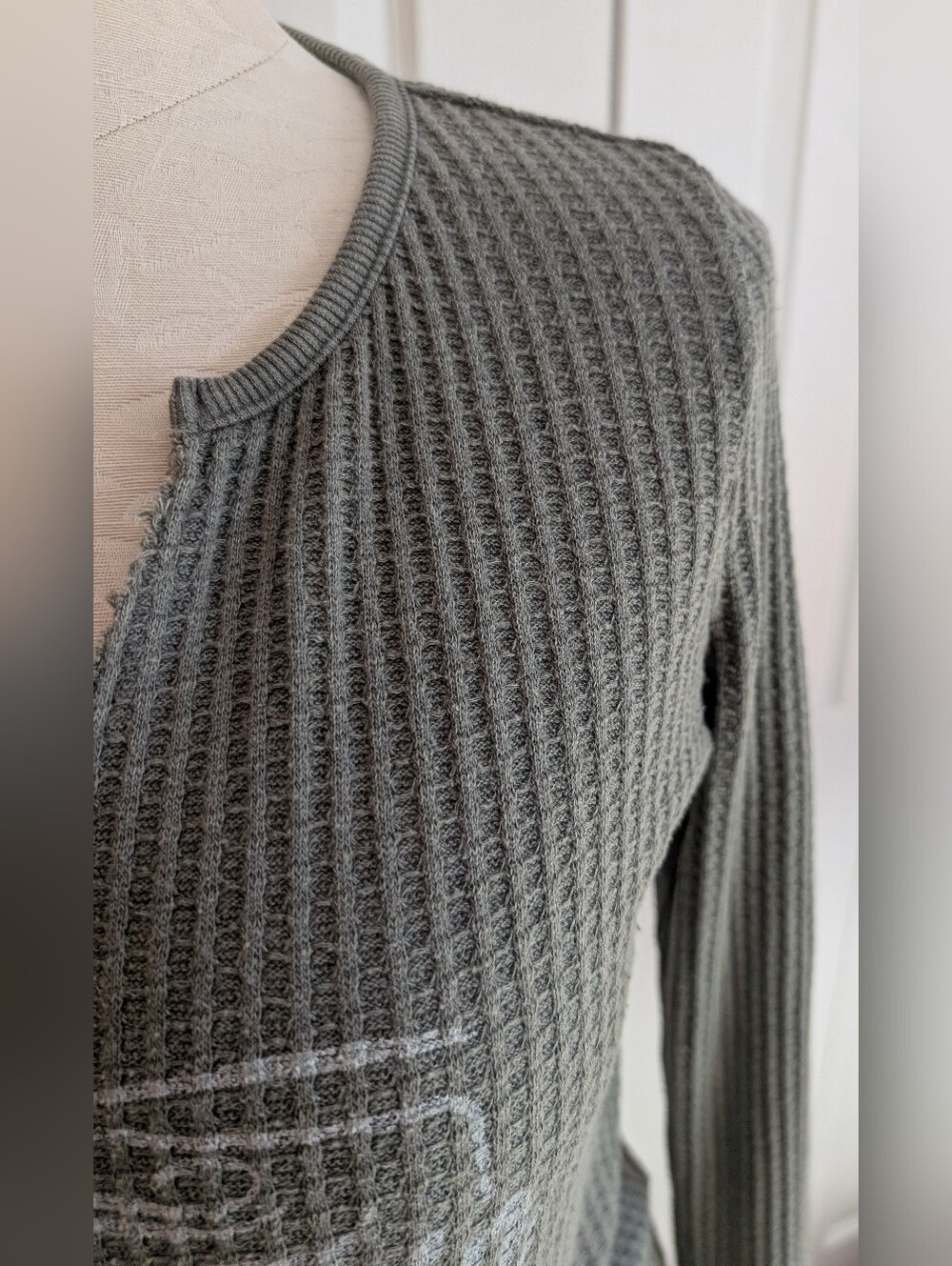 Frye & CO Waffle-Knit Olive Green Graphic Long-Sleeve Top Size XL - Picture 3 of 8